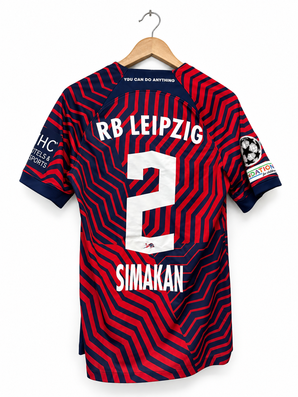 RB Leipzig 2023/24 uitshirt maat S met Simakan #2, achterkant